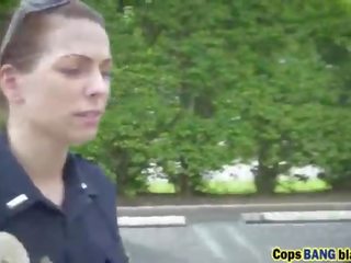 Černý chlapec vynucený podle cops do trojice venku