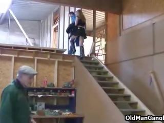 疯狂的 三人行 在 工作