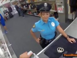 Latina policajt vids pryč ji kořist pro peníze
