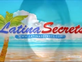 O magnific mexican tineri femeie a fost ședință la the canapea când o inalt