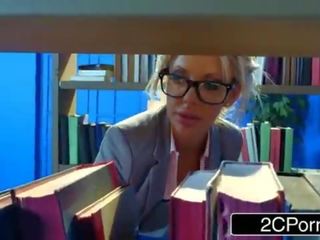 Annoiato tettona bibliotecario courtney taylor hankering per un difficile prick a succhiare