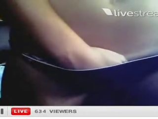 두드러진 소녀 살고있다 비디오 에 livestream