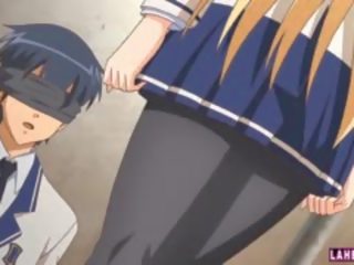 Ginintuan ang buhok hentai anak na babae makakakuha ng fucked labas