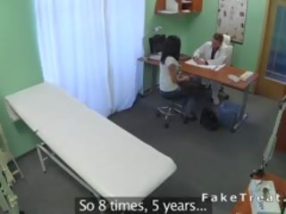 褐发女郎 病人 游乐设施 她的 医生