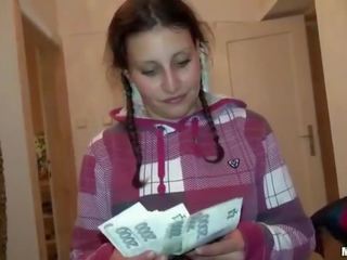 Tsjechisch tiener petty kat bips schold voor contant