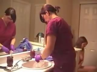 母親 和 年輕 女 灌腸劑