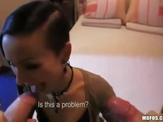 Mỏng gà con quái số hai người lạ vì tiền