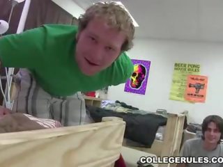 Duke thithur larg dudes putz në konvikt dhomë