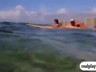 시시덕 거리는 badass 소녀 즐겨 surfing 와 그만큼 professionals