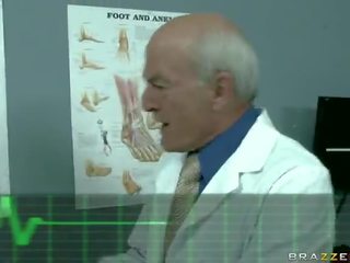 安吉丽娜 情人节 是 一 randy 护士 该 爱 havign 成人 电影 同 medic 夹