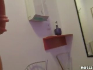 Energický receptionist v prdeli pro hotovost