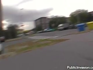 Kuřátko je dávat irrumation na the vlak stanice