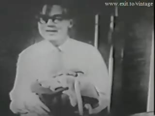1928 vintaj dengan yang lelaki mengintip kanak-kanak perempuan pada yang pantai