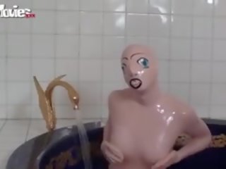Tanja 소요 에이 목욕 에 그녀의 유액 트리플 엑스 영화 인형 복장