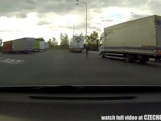 Prostituta no estacionamento. CavadinhaX