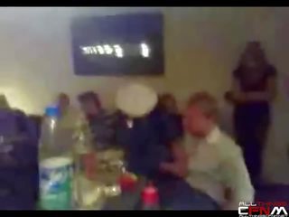 Gjerman shok merr zhveshur & whipped nga stripper në bachelor festë