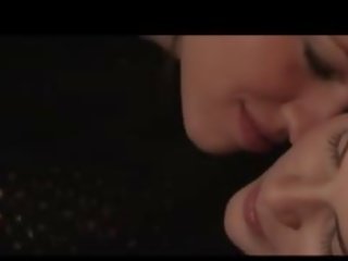 Khá đồng tính nữ babes hút thuốc mỗi khác