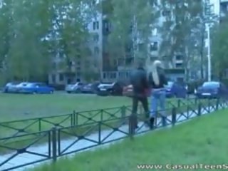 이 매우 기쁜 금발의 였다 좌석 그곳에 모든 혼자 그래서 미친 에 그녀의
