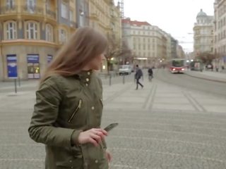 母狗 abroad - 热 travelling 欧洲的 青少年 得到 性交 在 她的 屁股 和 的阴户