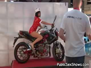 甜美 巨乳 褐髮女郎 連衣裙的 喜歡 護士 冒充 上 bike 在 條 夾