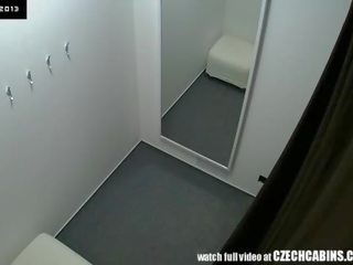 Красива чешки тийн snooped в смяна стая!