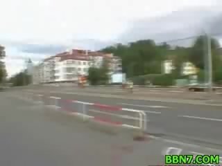 유혹하는 브루 넷의 사람 인형 놀리는