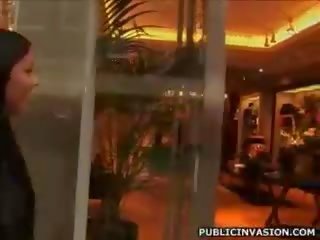 Maganda madilim buhok bata babae sa itim gstring makakakuha ng ipinako sa publiko