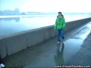 Kostya 会见 这 dapper 年轻 lassie 右边 上 该 街头 和