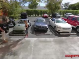 金发 宾博 塞尔斯 她的 汽车 塞尔斯 她自己 到 赚 金钱