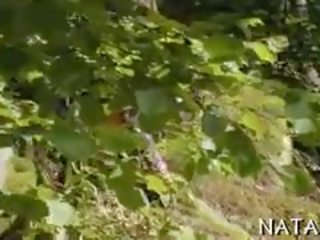 Mlada ženska zavoji ven da biti a enticing lisica s prstom trot težko