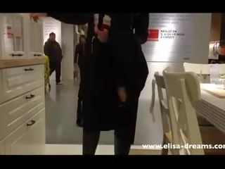 Bagian dalam rok dan berkedip tidak celana dalam perempuan di sebuah terkenal toko