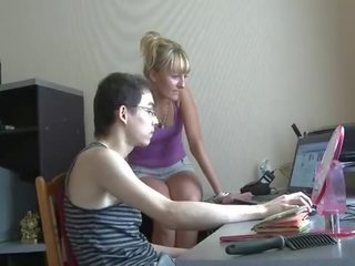 Хлопець sits і stares