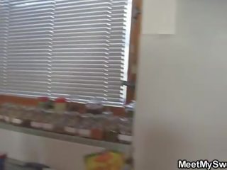 晚餐 initiates 到 女同志 愛 和 他媽的 在 三人行