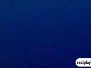 Huge emjekler brunet beauty poza durmak on camera exposing her body