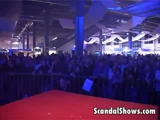 유혹하는 금발의 공상 여성 좋아 점점 장난감 에 그녀의 구멍 에 옷을 벗고 vid
