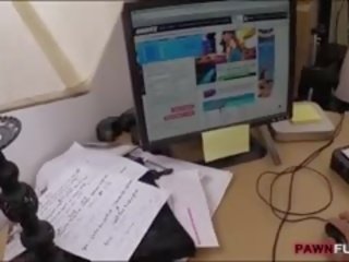 Великий титьки бізнес краля вдарив для a plane ticket назад додому