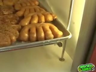 Pleasant blondīne pusaudze uz sarkans sandales ar siksniņu pirkststarpā jāšanās par a mazs summa no nauda