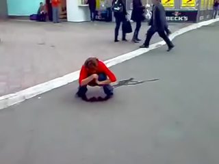 Apreibtas krievi meitene čurajošas uz ielas