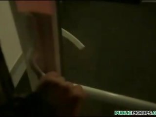 傢伙 去 到 俱樂部 和 finds 女孩 到 他媽的