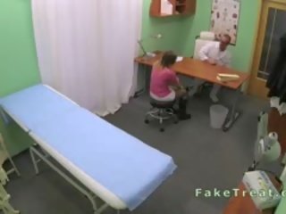 Tërheqës i durueshëm fucked nga mjekët pecker në një zyrë
