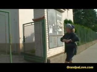 할아버지 femme fatale 빌어 먹을 에이 좋은 브루 넷의 사람 간호사 제공 입