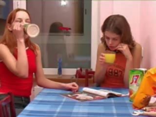 Masha dan ivana coeds kencing pada tandas