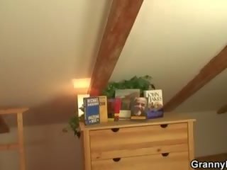 Книжковий черв’як блудниця отримує її товста старий кицька карбований