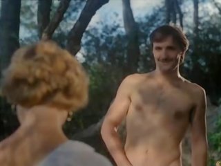 服を着た女性裸の男性 フィルム クリップ から ラ storia piera 1983