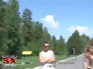 Dalaga undresses hubo't hubad at fucks sa tatlo ilan