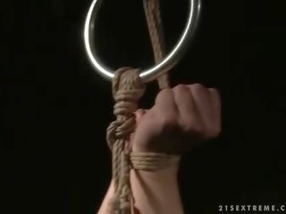 Horrid adolescent punishing i ri i rritur kapëse skllav