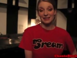 Lezdom streetwalker attaches brush na subs tvář