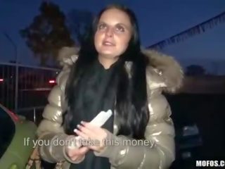 Superb 小鸡 性交 一 汽车 dealer 为 金钱