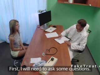 Rusiškas ypatybė pirmas laikas į specialist dulkina jį į ofisas
