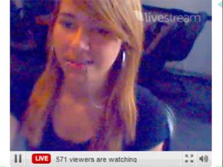 Viviane Rodrigues RÃªgo pagando peitinho na twitcam.